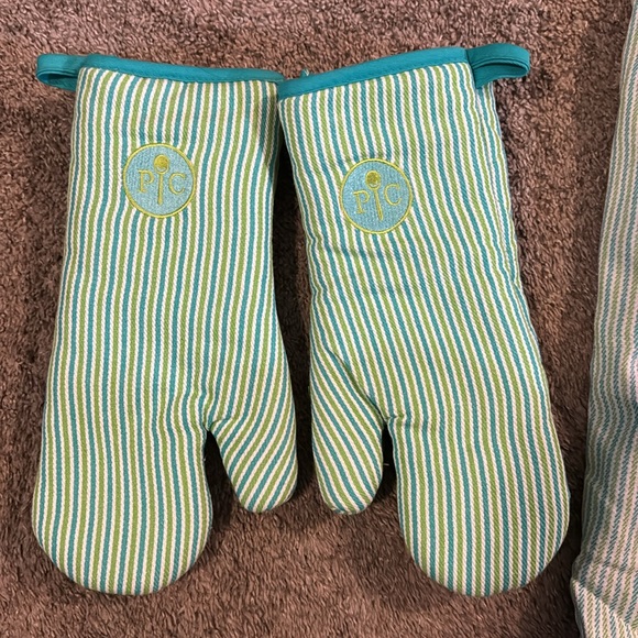 Pampered Chef Kids Apron and Oven Mitts Set - 1 Available - Picture 3 of 3
